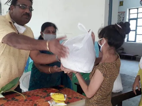 सराय काले खां एसडीएमसी स्कूल में बच्चों को राशन किट वितरण — 4