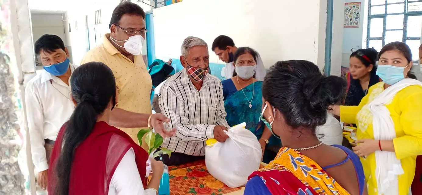 सराय काले खां एसडीएमसी स्कूल में बच्चों को राशन किट वितरण — तस्वीर 5 में से 16