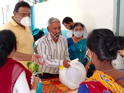 सराय काले खां एसडीएमसी स्कूल में बच्चों को राशन किट वितरण — 5