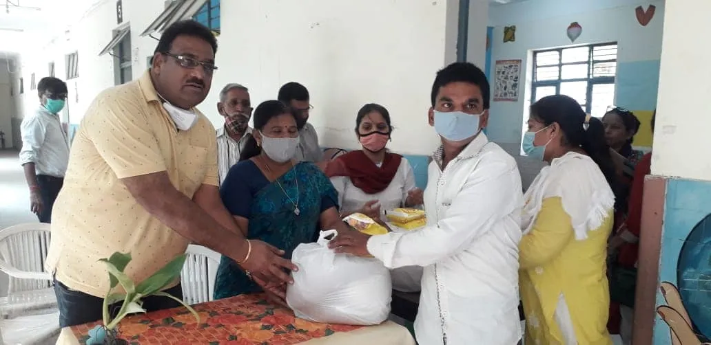 सराय काले खां एसडीएमसी स्कूल में बच्चों को राशन किट वितरण — तस्वीर 6 में से 16