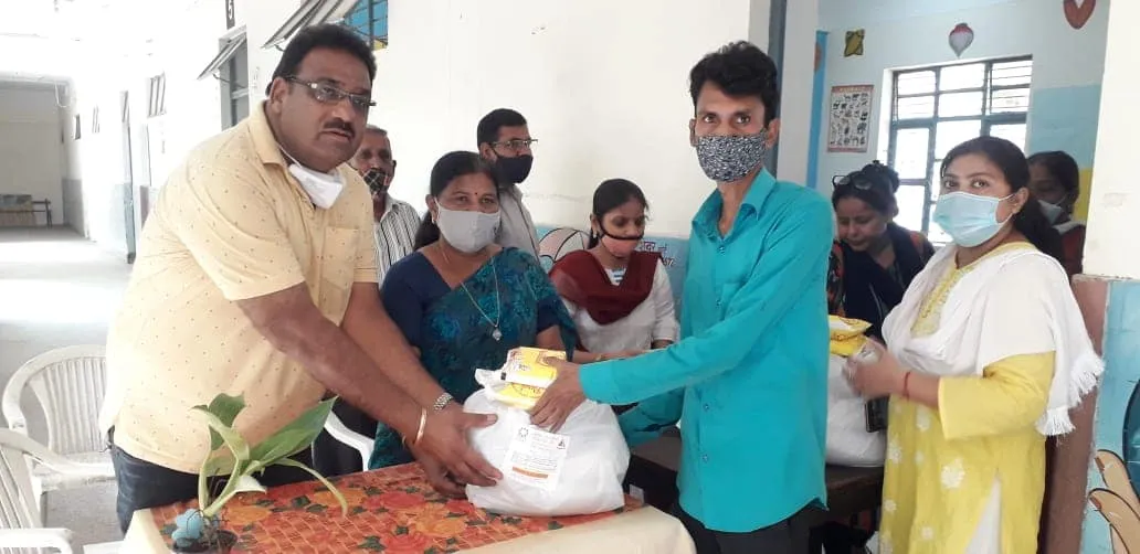 सराय काले खां एसडीएमसी स्कूल में बच्चों को राशन किट वितरण — तस्वीर 7 में से 16