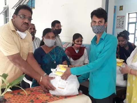 सराय काले खां एसडीएमसी स्कूल में बच्चों को राशन किट वितरण — 7