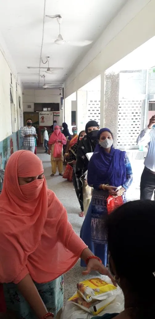 सराय काले खां एसडीएमसी स्कूल में बच्चों को राशन किट वितरण — तस्वीर 8 में से 16