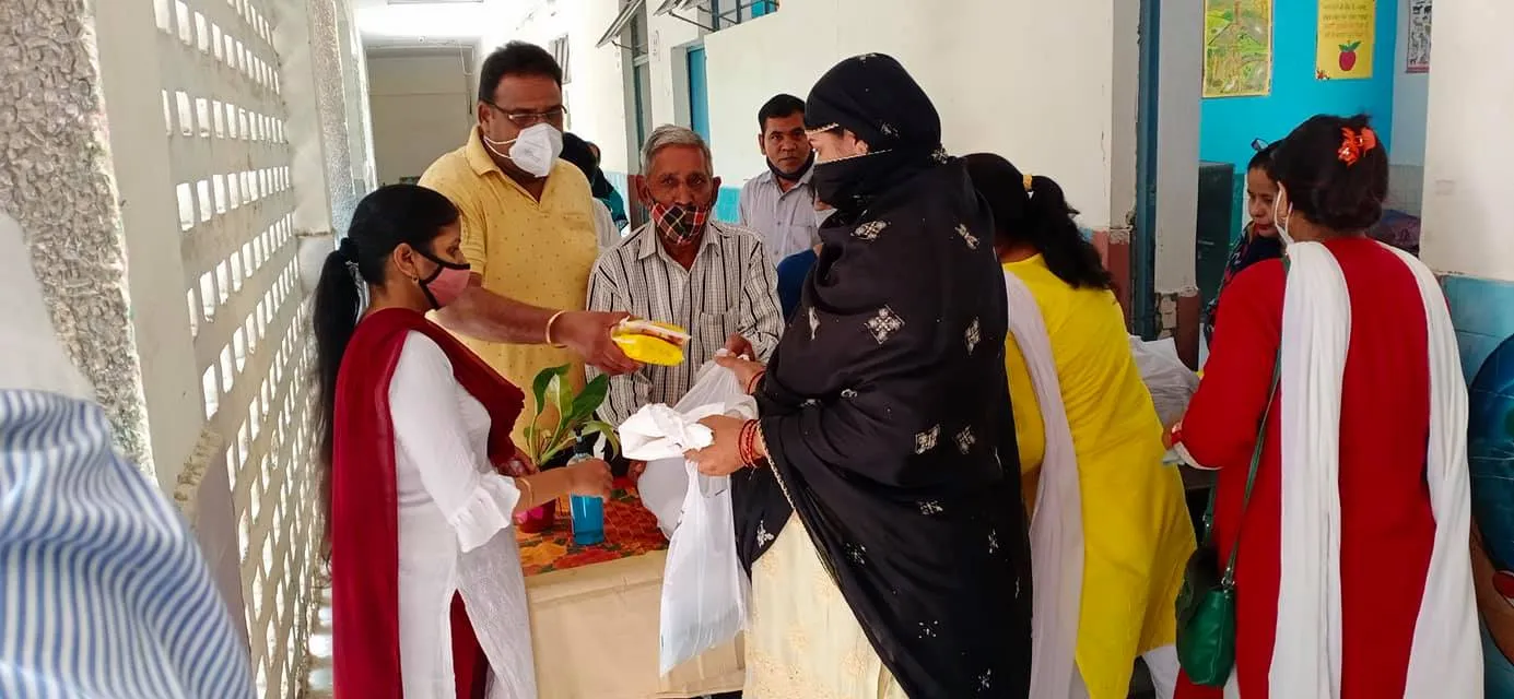 सराय काले खां एसडीएमसी स्कूल में बच्चों को राशन किट वितरण — तस्वीर 9 में से 16
