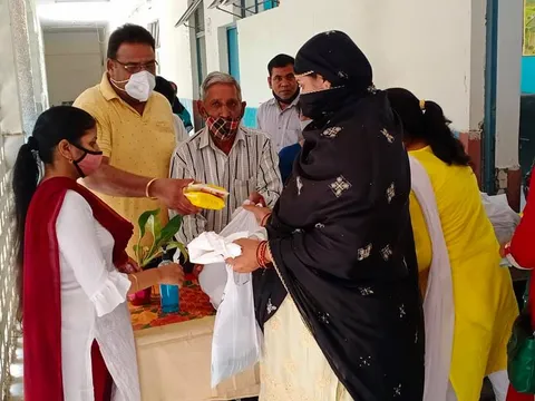सराय काले खां एसडीएमसी स्कूल में बच्चों को राशन किट वितरण — 9
