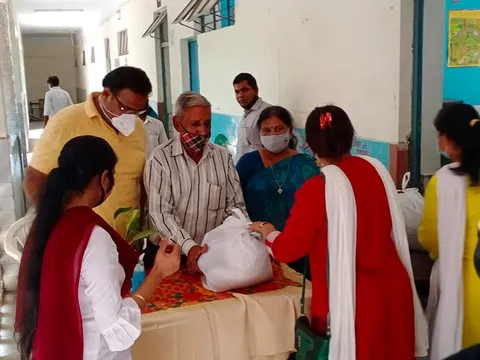 सराय काले खां एसडीएमसी स्कूल में बच्चों को राशन किट वितरण — 10