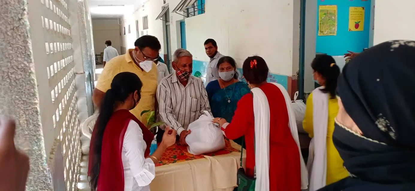 सराय काले खां एसडीएमसी स्कूल में बच्चों को राशन किट वितरण — तस्वीर 10 में से 16
