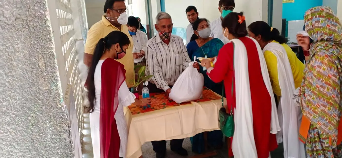 सराय काले खां एसडीएमसी स्कूल में बच्चों को राशन किट वितरण — तस्वीर 11 में से 16