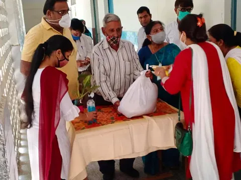सराय काले खां एसडीएमसी स्कूल में बच्चों को राशन किट वितरण — 11