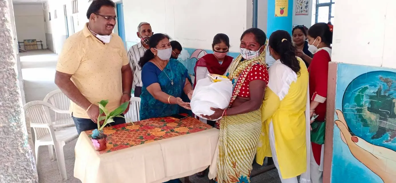 सराय काले खां एसडीएमसी स्कूल में बच्चों को राशन किट वितरण — तस्वीर 12 में से 16