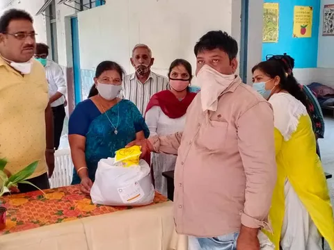 सराय काले खां एसडीएमसी स्कूल में बच्चों को राशन किट वितरण — 13