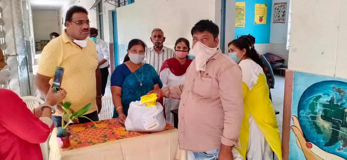 सराय काले खां एसडीएमसी स्कूल में बच्चों को राशन किट वितरण — तस्वीर 13 में से 16