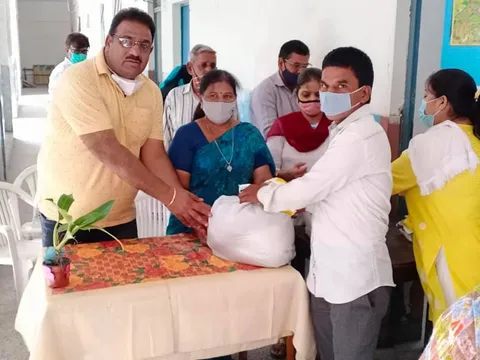 सराय काले खां एसडीएमसी स्कूल में बच्चों को राशन किट वितरण — 14