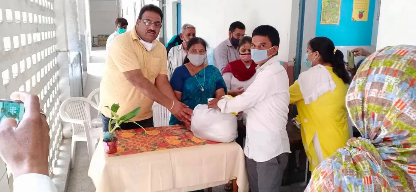 सराय काले खां एसडीएमसी स्कूल में बच्चों को राशन किट वितरण — तस्वीर 14 में से 16