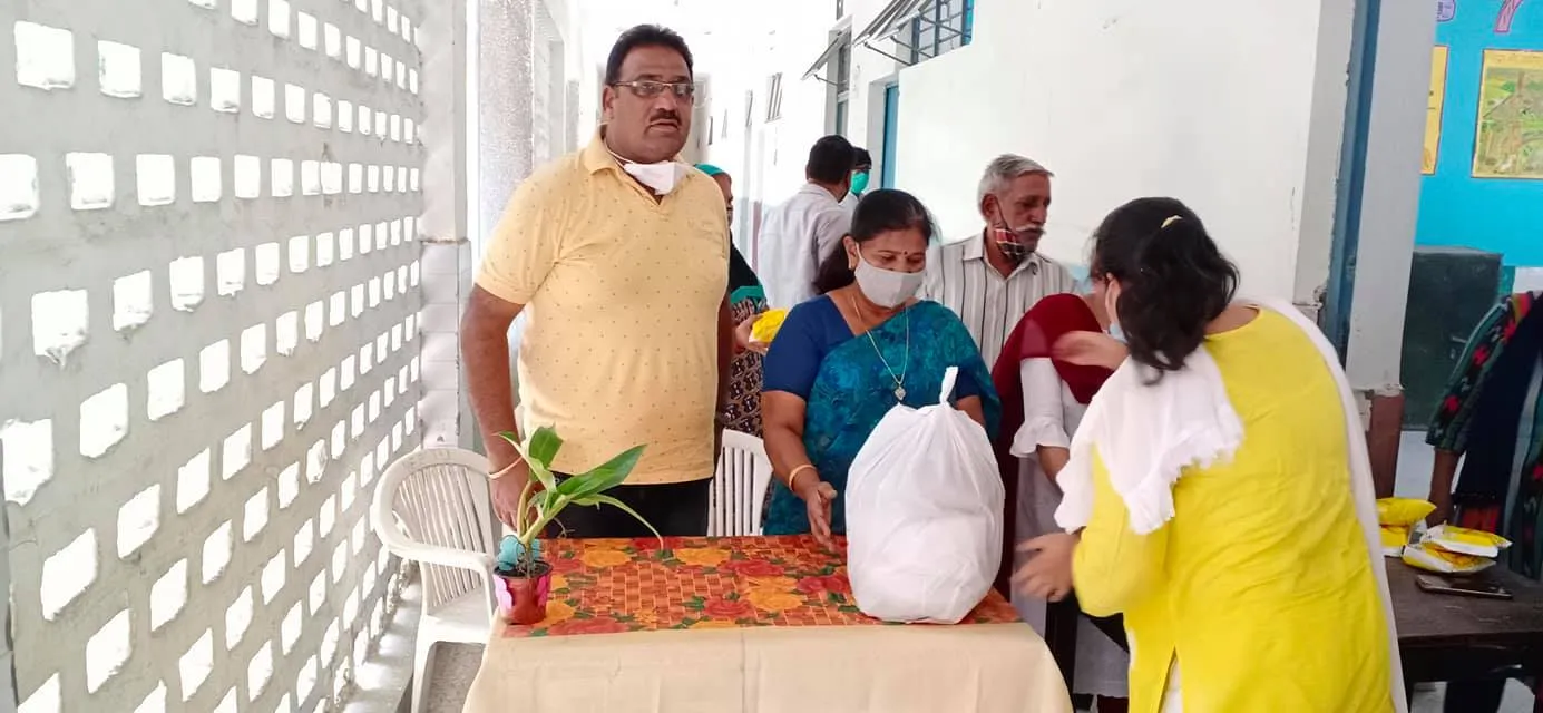 सराय काले खां एसडीएमसी स्कूल में बच्चों को राशन किट वितरण — तस्वीर 15 में से 16