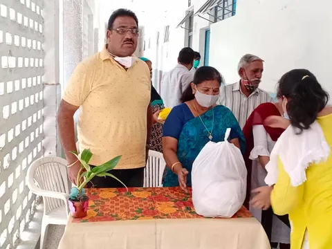 सराय काले खां एसडीएमसी स्कूल में बच्चों को राशन किट वितरण — 15