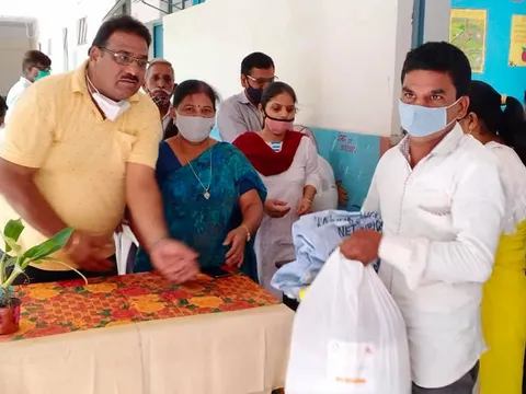 सराय काले खां एसडीएमसी स्कूल में बच्चों को राशन किट वितरण — 16
