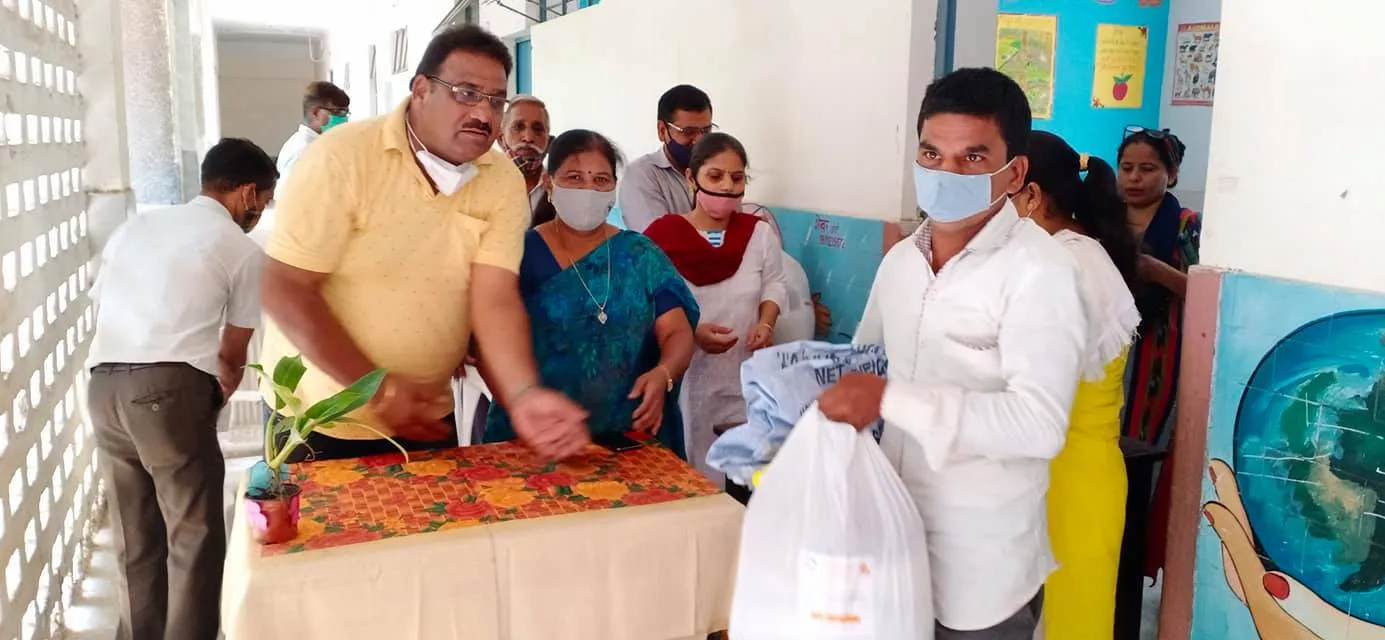 सराय काले खां एसडीएमसी स्कूल में बच्चों को राशन किट वितरण — तस्वीर 16 में से 16