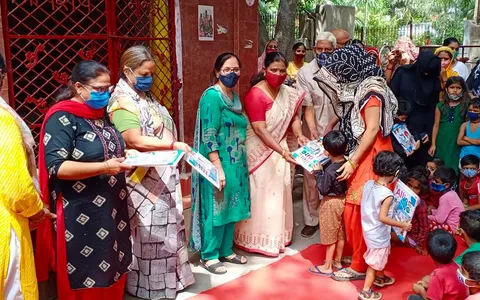 आई जी कैंप 2 में स्कूली बच्चों को कॉपी-किताबें वितरित