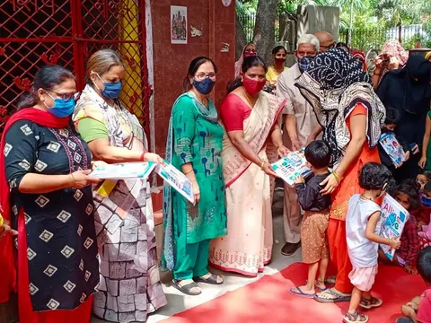 आई जी कैंप 2 में स्कूली बच्चों को कॉपी-किताबें वितरित
