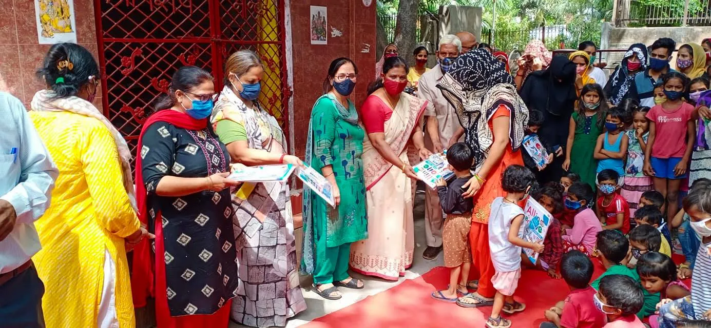 आई जी कैंप 2 में स्कूली बच्चों को कॉपी-किताबें वितरित — तस्वीर 1 में से 13