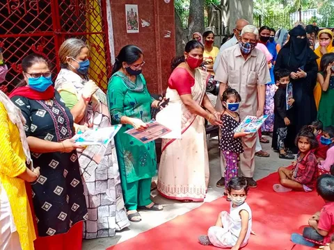 आई जी कैंप 2 में स्कूली बच्चों को कॉपी-किताबें वितरित — 2