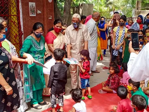 आई जी कैंप 2 में स्कूली बच्चों को कॉपी-किताबें वितरित — 3