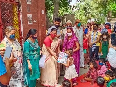 आई जी कैंप 2 में स्कूली बच्चों को कॉपी-किताबें वितरित — 4