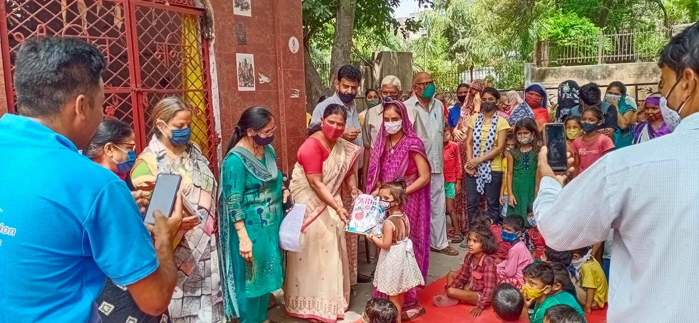 आई जी कैंप 2 में स्कूली बच्चों को कॉपी-किताबें वितरित — तस्वीर 4 में से 13