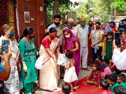 आई जी कैंप 2 में स्कूली बच्चों को कॉपी-किताबें वितरित — 5
