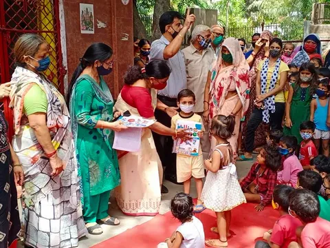 आई जी कैंप 2 में स्कूली बच्चों को कॉपी-किताबें वितरित — 6