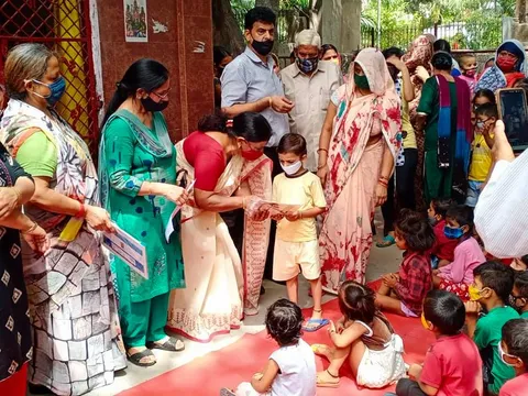 आई जी कैंप 2 में स्कूली बच्चों को कॉपी-किताबें वितरित — 7