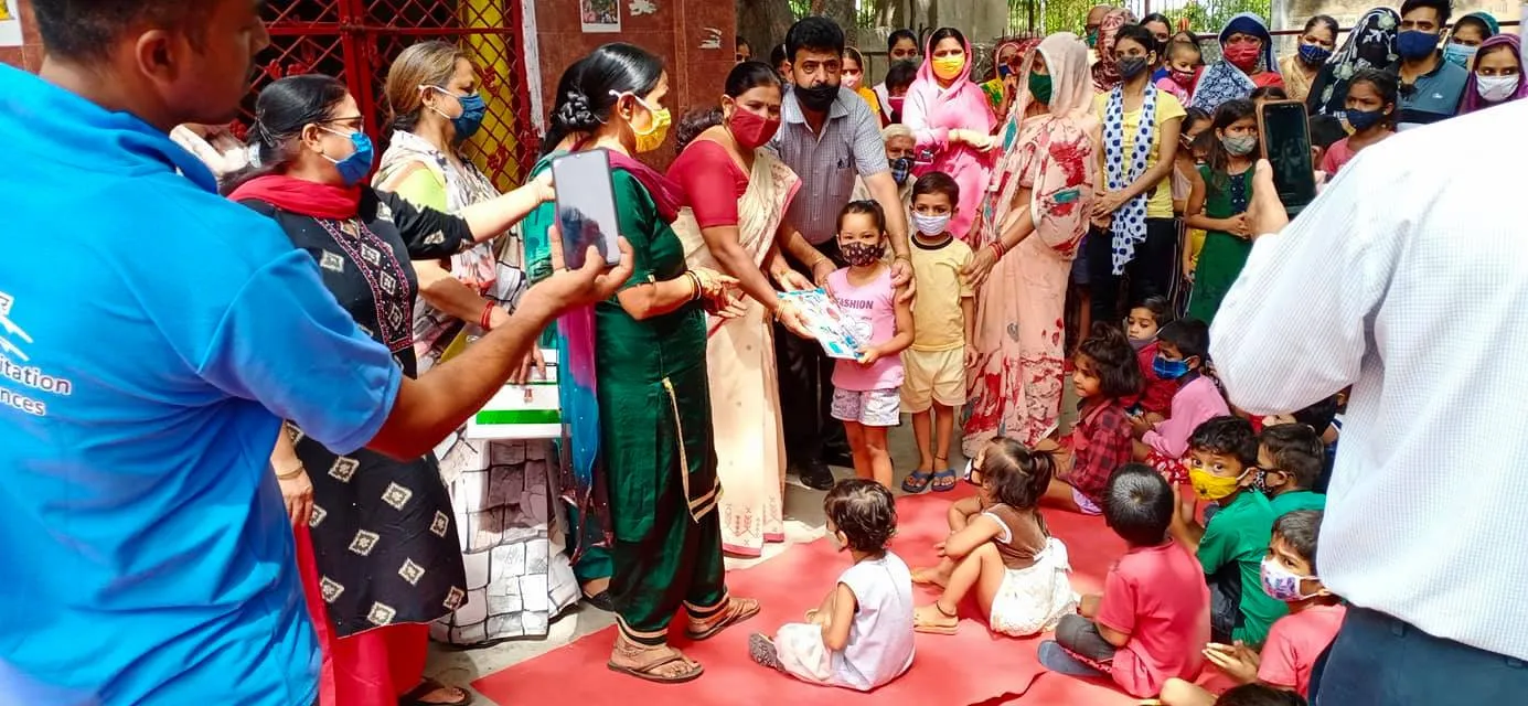 आई जी कैंप 2 में स्कूली बच्चों को कॉपी-किताबें वितरित — तस्वीर 8 में से 13