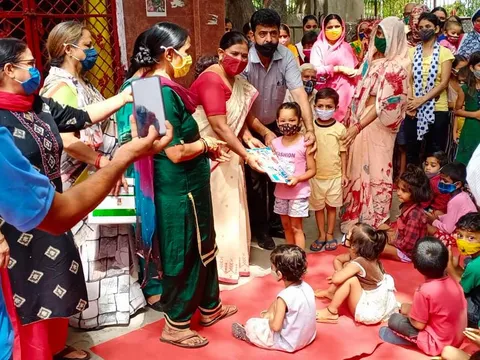 आई जी कैंप 2 में स्कूली बच्चों को कॉपी-किताबें वितरित — 8