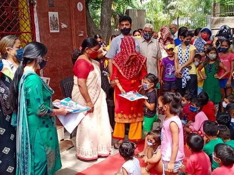 आई जी कैंप 2 में स्कूली बच्चों को कॉपी-किताबें वितरित — 9