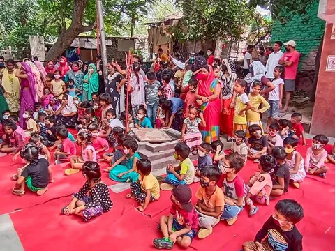 आई जी कैंप 2 में स्कूली बच्चों को कॉपी-किताबें वितरित — 10