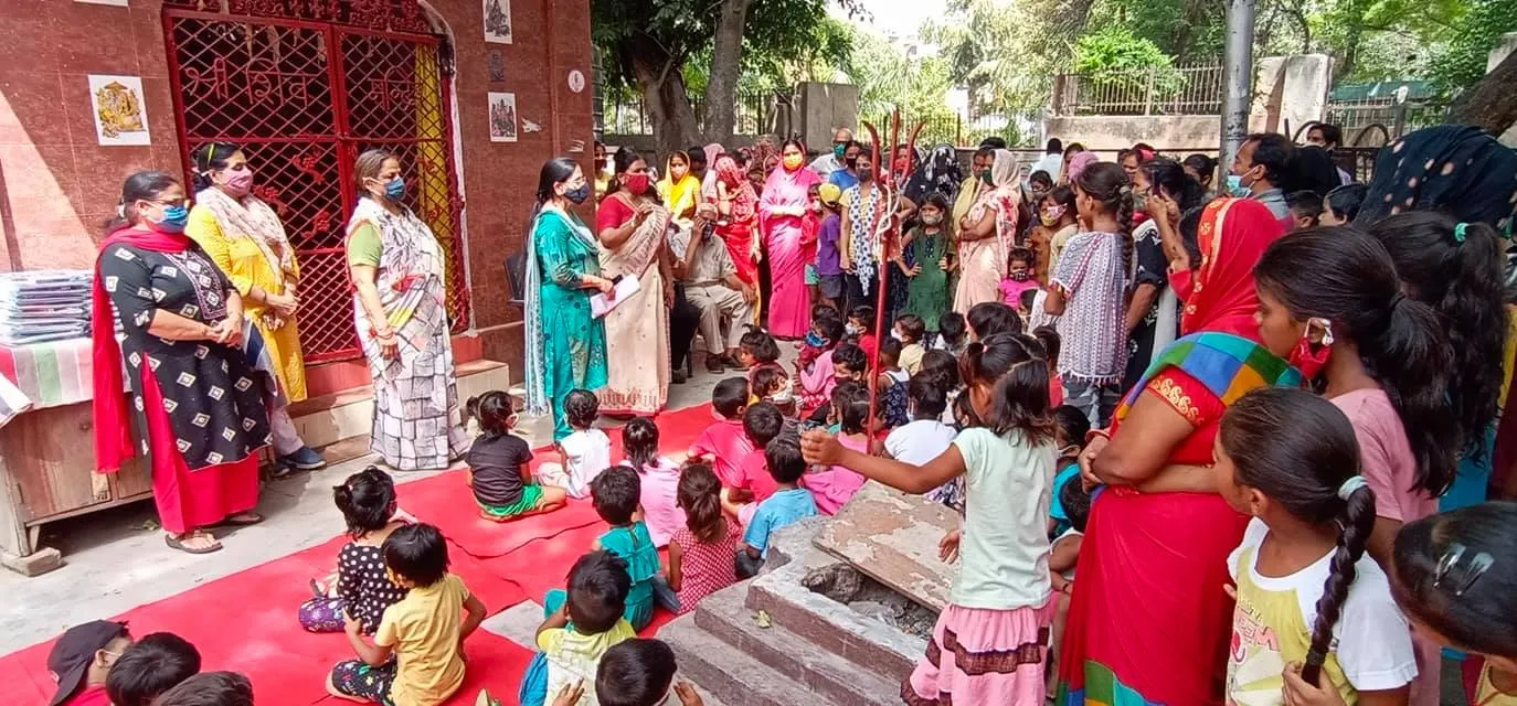 आई जी कैंप 2 में स्कूली बच्चों को कॉपी-किताबें वितरित — तस्वीर 11 में से 13
