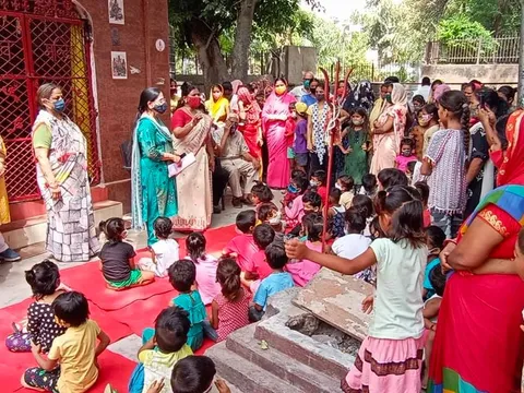 आई जी कैंप 2 में स्कूली बच्चों को कॉपी-किताबें वितरित — 11