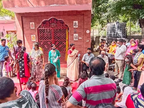 आई जी कैंप 2 में स्कूली बच्चों को कॉपी-किताबें वितरित — 12