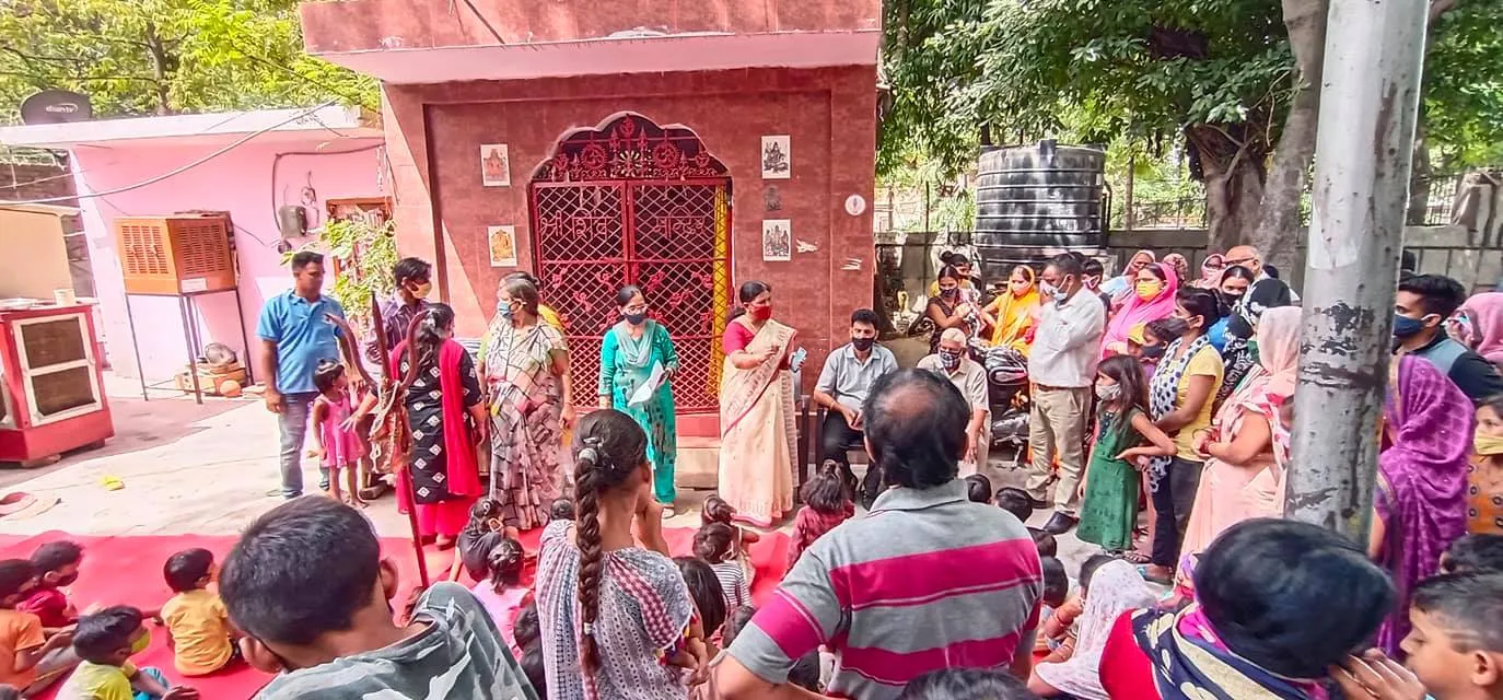 आई जी कैंप 2 में स्कूली बच्चों को कॉपी-किताबें वितरित — तस्वीर 12 में से 13