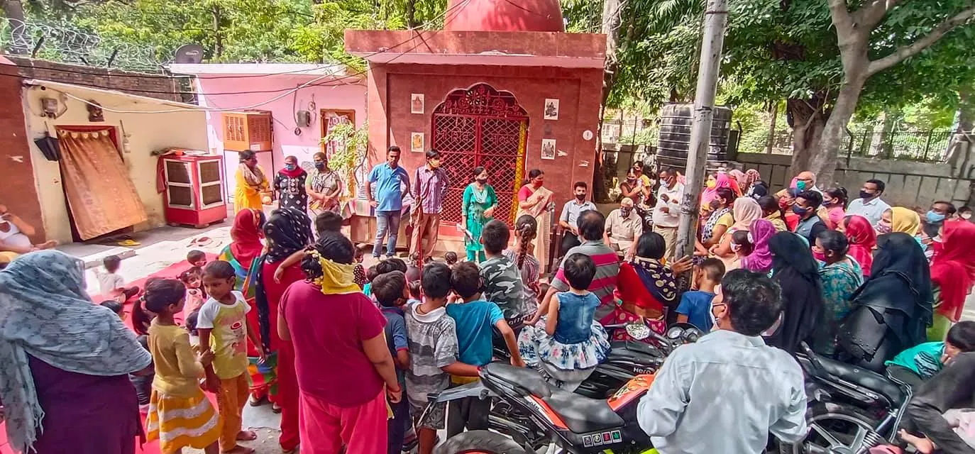 आई जी कैंप 2 में स्कूली बच्चों को कॉपी-किताबें वितरित — तस्वीर 13 में से 13