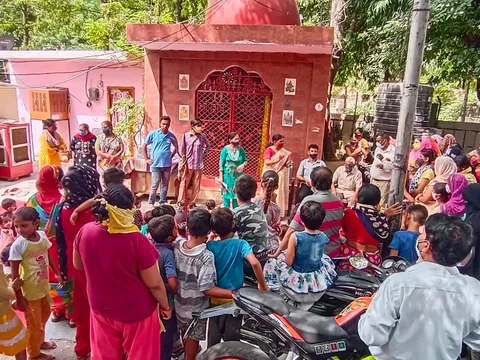 आई जी कैंप 2 में स्कूली बच्चों को कॉपी-किताबें वितरित — 13
