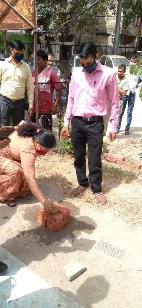 नगली रजापुर में टेनिस कोर्ट की चारदीवारी का शिलान्यास — तस्वीर 1 में से 7