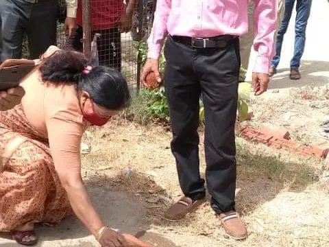 नगली रजापुर में टेनिस कोर्ट की चारदीवारी का शिलान्यास