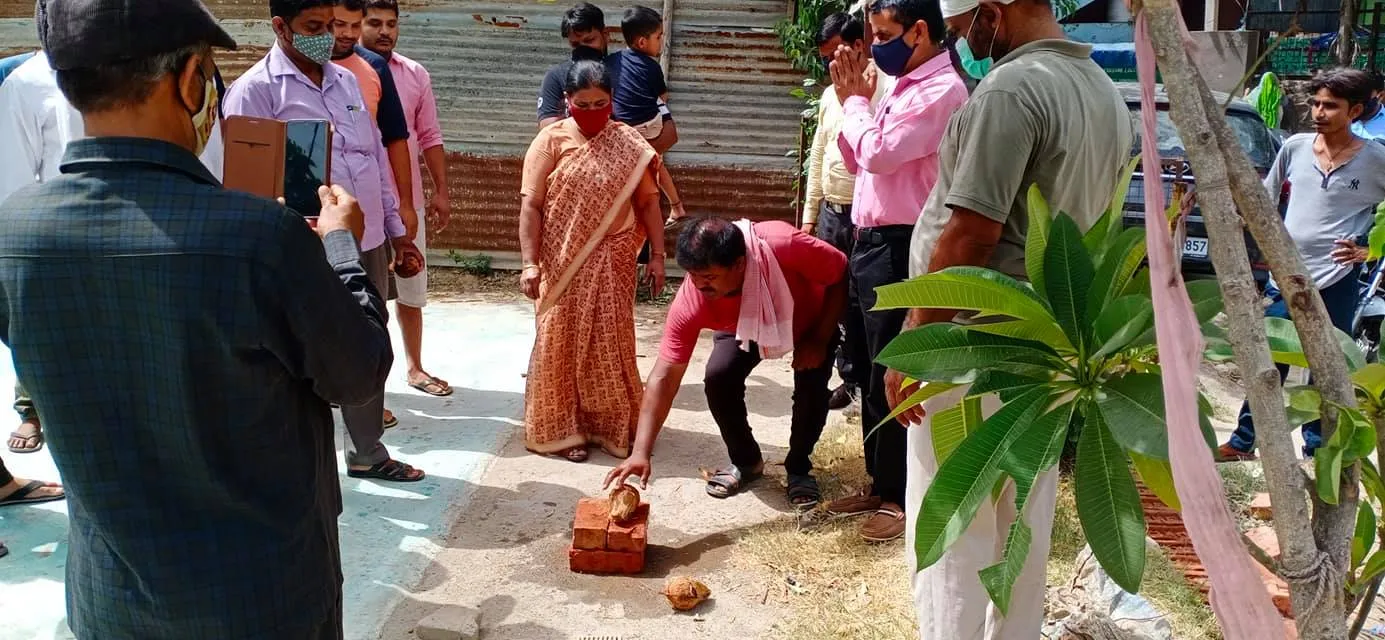 नगली रजापुर में टेनिस कोर्ट की चारदीवारी का शिलान्यास — तस्वीर 5 में से 7