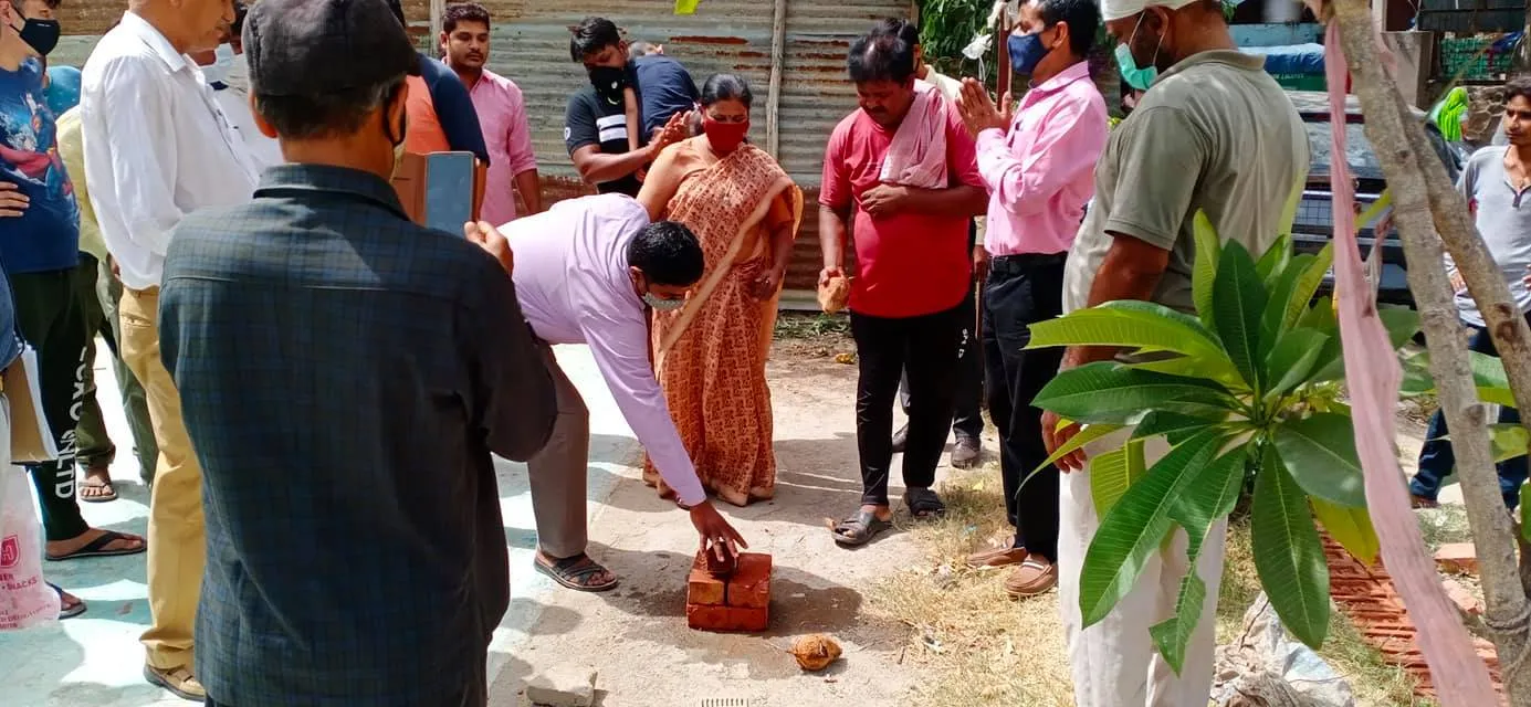 नगली रजापुर में टेनिस कोर्ट की चारदीवारी का शिलान्यास — तस्वीर 6 में से 7
