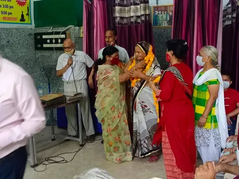 सनलाइट कॉलोनी-2 सीनियर सिटीजन हट में जन्मदिन समारोह