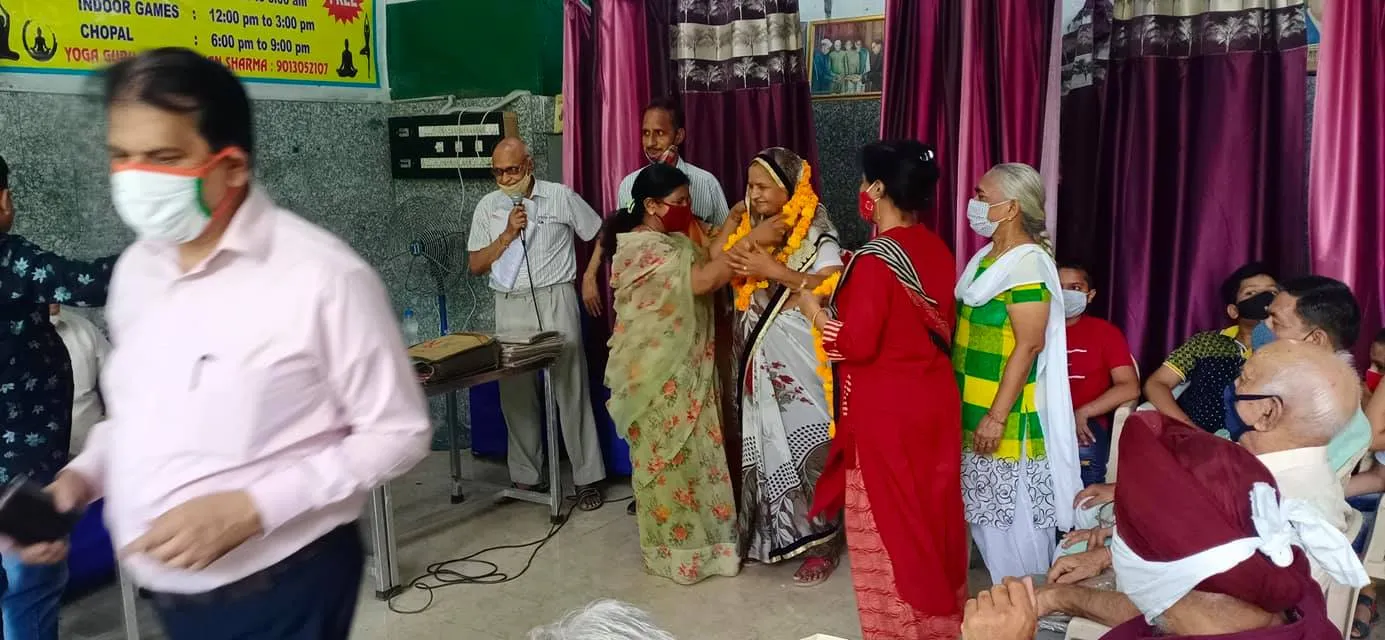सनलाइट कॉलोनी-2 सीनियर सिटीजन हट में जन्मदिन समारोह — तस्वीर 1 में से 14