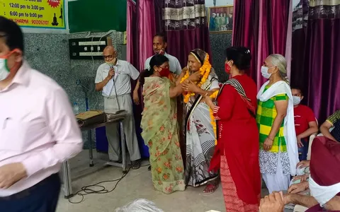 सनलाइट कॉलोनी-2 सीनियर सिटीजन हट में जन्मदिन समारोह