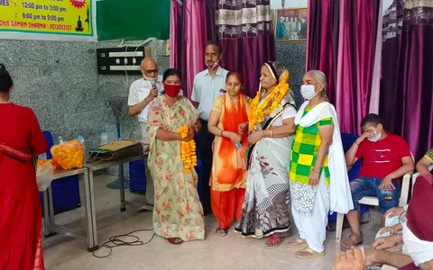 सनलाइट कॉलोनी-2 सीनियर सिटीजन हट में जन्मदिन समारोह